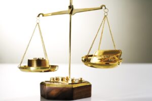 Poids d’une once d’or mesuré sur une balance avec lingot en or