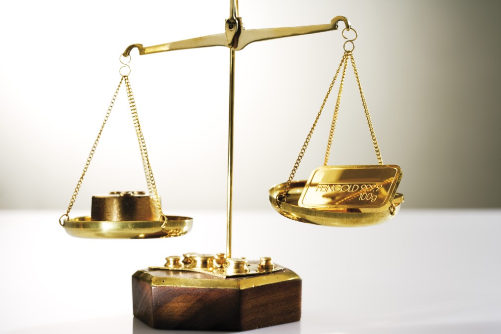 Poids d’une once d’or mesuré sur une balance avec lingot en or